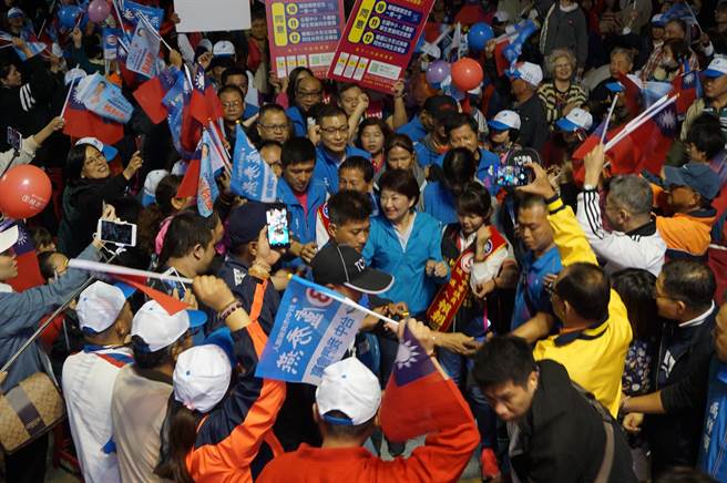 图为2018年国民党台中市长候选人卢秀燕参加潭子造势晚会，受到民眾夹道簇拥，展现胜选气势。（资料照／王文吉摄）