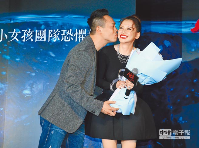 徐若瑄（右）被老公獻吻時表情嬌羞，她笑言是擔心模糊電影焦點。（粘耿豪攝）