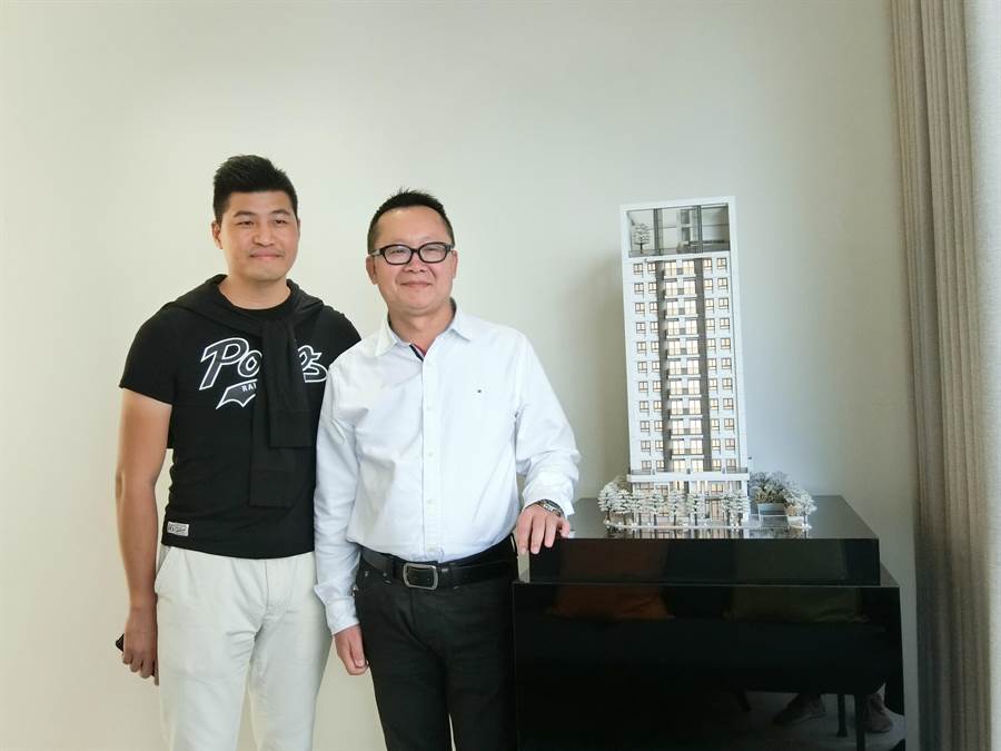 大鑫建設總經理劉育明（右）主打以大型中島尺寸做為空間的設計主軸，希望以長桌營造家人互動的幸福空間。（盧金足攝）