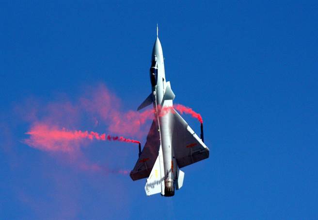 一架裝備向量發動機的中國殲-10B驗證機10日在珠海航展開幕式中，做出俗稱「眼鏡蛇」的超機動飛行動作。（中央社）