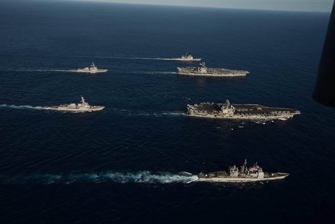 美国的航母打击群有眾多导弹护卫舰与其他大型舰艇，要从几千公里外在辽阔的大海上命中活动中的航空母舰，有着难以想像的困难度。图为美国航母雷根号与史坦尼斯号战斗群上周在菲律宾海演习。（图／美国海军）