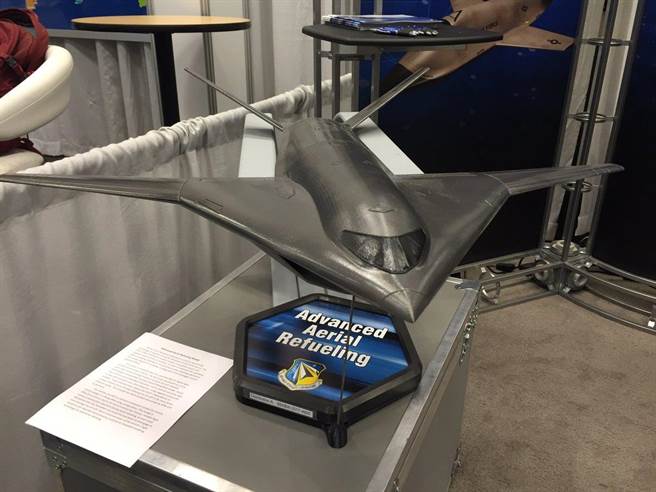 美国空军实验室所制作的先进隐形空中加油机概念模型。（图／推特@AvWeekGuy）

