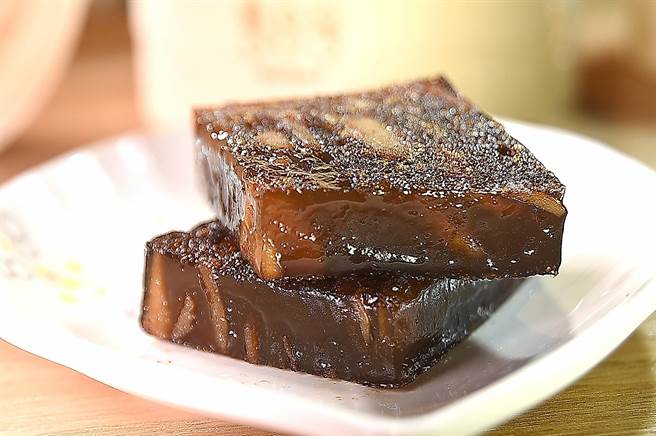 焦糖馬蹄糕〉是用馬蹄粉和用紅糖煮的焦糖混合，再加了俗稱「馬蹄」的荸薺蒸製成糕，是古早味的港式甜糕。（圖／姚舜）