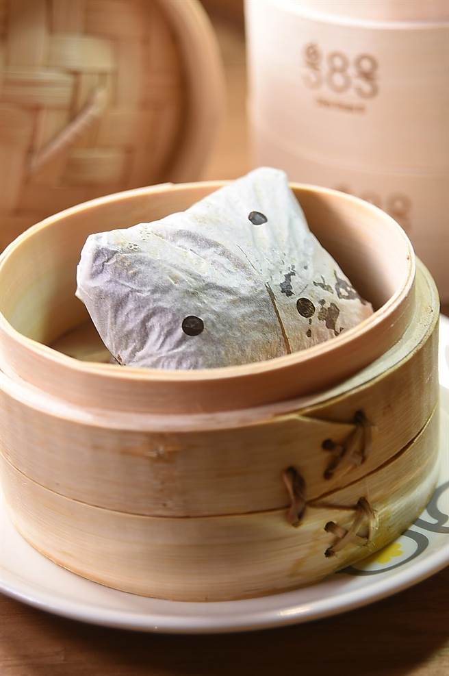 為確保竹製蒸籠衛生，〈荷香珍珠雞〉在荷葉外層還包了一層油紙，上桌時乾淨清爽。（圖／姚舜）