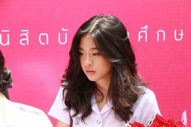 「泰国韩冰」替母助选 清纯模样引网暴动直呼：好可爱！(图/翻摄自脸书/@tellmeCutepolitician)