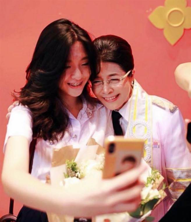 尤素妲陪同母亲素达拉上街拜票 意外成为媒体焦点(图/翻摄自脸书/@tellmeCutepolitician)