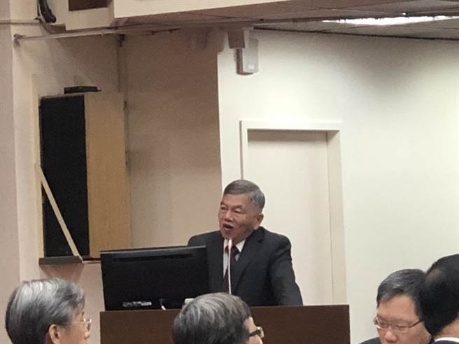 公投後對能源政策造成衝擊，經濟部長沈榮津今天在立院坦言2025年供電會有缺口，因此已指示台電就核三延役進行評估。(圖：王玉樹攝)