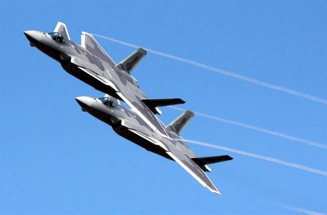 全新涂装的歼－20战机10日在第12届珠海航展上展现飞行性能的画面。（中央社）