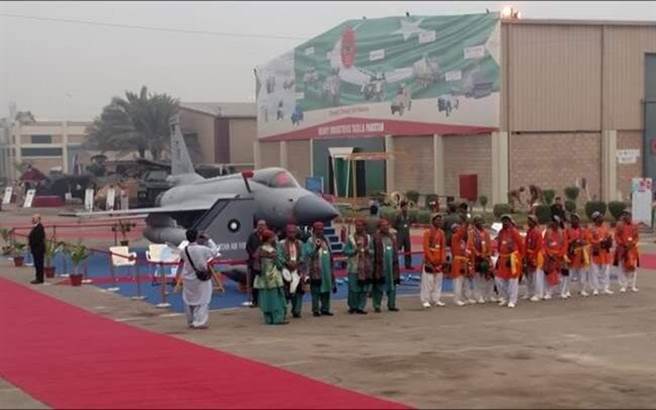 伊朗空军领导人在巴基斯坦防务展上参观中巴合制的JF-17雷霆战机。（图／@AhmAdTipu7)