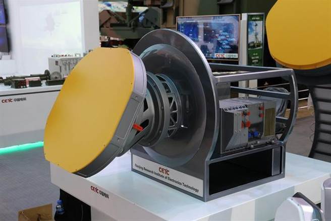 在今年珠海航展上展出的機載式3陣列的有源相控陣雷達KLJ-7A。（圖／鳳凰軍事）