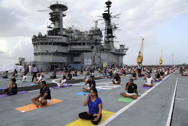 印度航母超日王號的艦上官兵集體在甲板上做瑜伽。（圖／美聯社）
