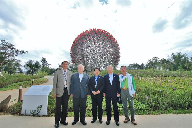 尼加拉瓜外交部長孟卡達（中）及大使達比亞（左二）參訪花博，在聆聽花開的聲音前合影。（王文吉翻攝）