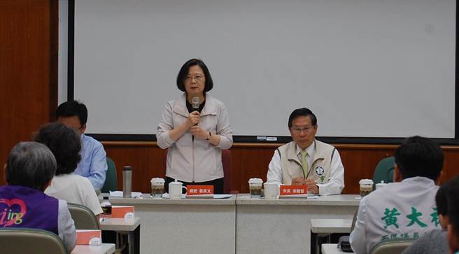 總統蔡英文（中）於檢討會開始前，喊以後要拿出人民有感的執政。（廖素慧攝）