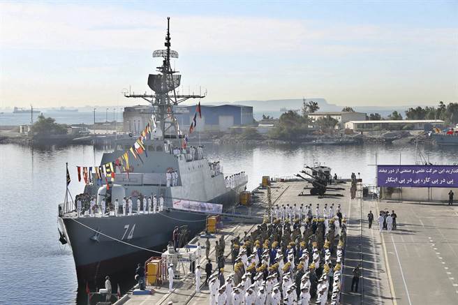 伊朗國產驅逐艦在1日舉行入役典禮，首次任務可能前往委內瑞拉，未來將駐紮在扼守霍姆茲海峽的阿巴斯港。（圖／美聯社）