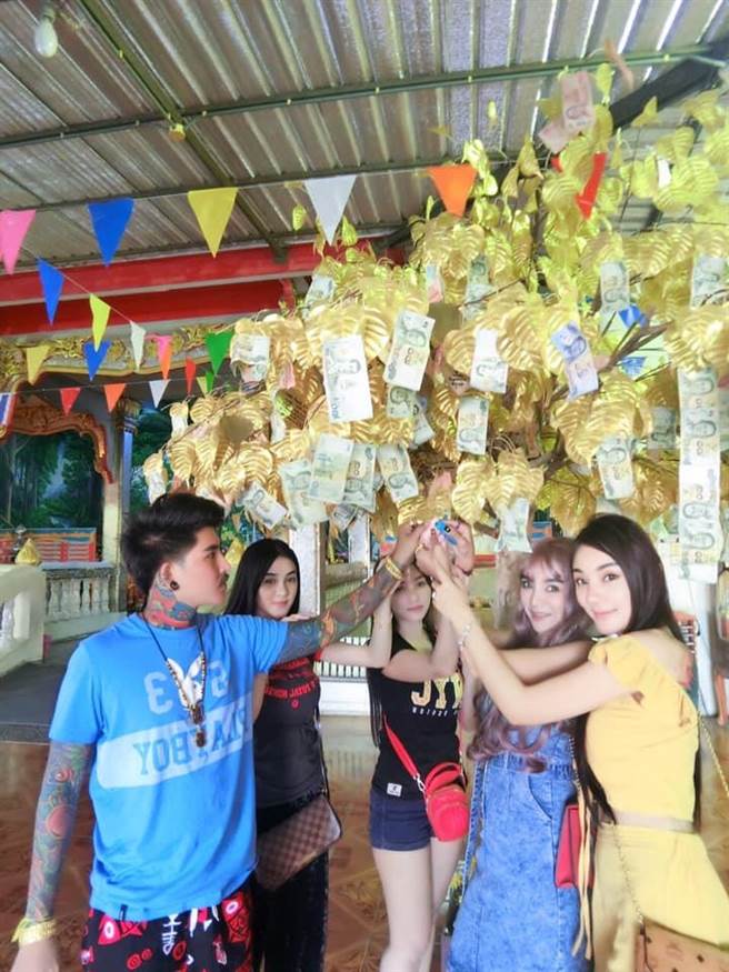 一家五口感情融洽 还会一起到寺庙拜拜祈福(图/翻摄自脸书/Waraphon Pruksawan)