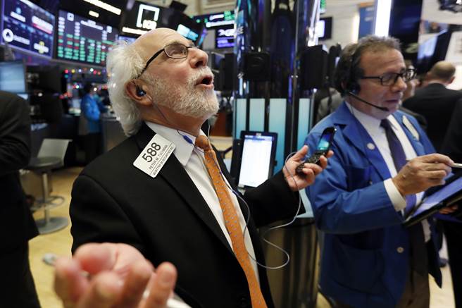 中美阿根廷G20峰会传出贸易战暂时休兵的好消息，纽约股市连两日大涨，交易员与投资人欢欣鼓舞。(图／美联社）