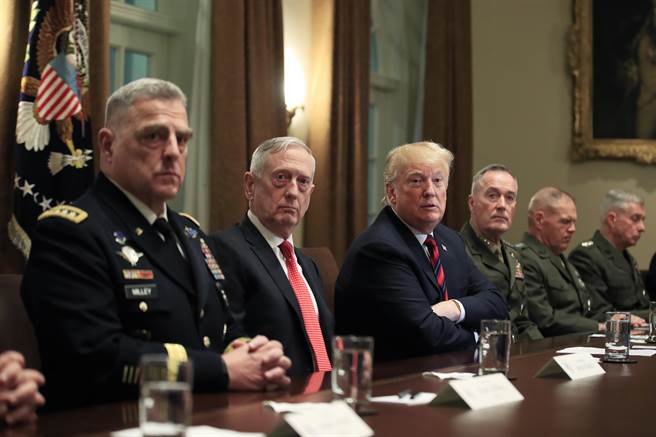 川普（左3)与他的军事幕僚及将领们在白宫楕圆形办公室内举行国防军事会议，会后并向媒体简报。（图／美联社）