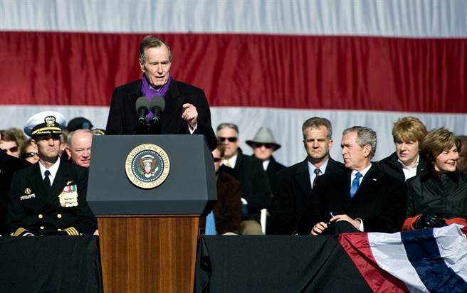 2009年1月美国前总统乔治．布希在维吉尼亚州诺福克海军基地演讲，并为海军一艘新服役的尼米兹级航空母舰命名为「布希号」。（图／美国国防部）