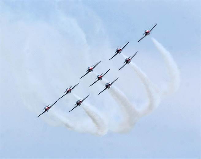 战机编队飞行经常是重大庆典时受人瞩目的表演或致敬方式，但一般都是4架、6架或9架。美国海军将在布希的葬礼上以史无前例的21架战机编队飞行向他致敬，场面也会是史无前例地壮观。（图／美联社）