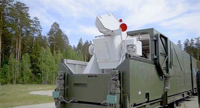 俄罗斯最新型激光综合体「佩列斯韦特」是以车载方式操作，配合卫星锁定导引，能快速打击多个空中目标。（图／卫星通讯社）