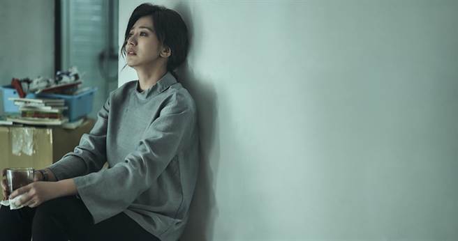 贾静雯饰演痛失爱子的母亲。（公视提供） 