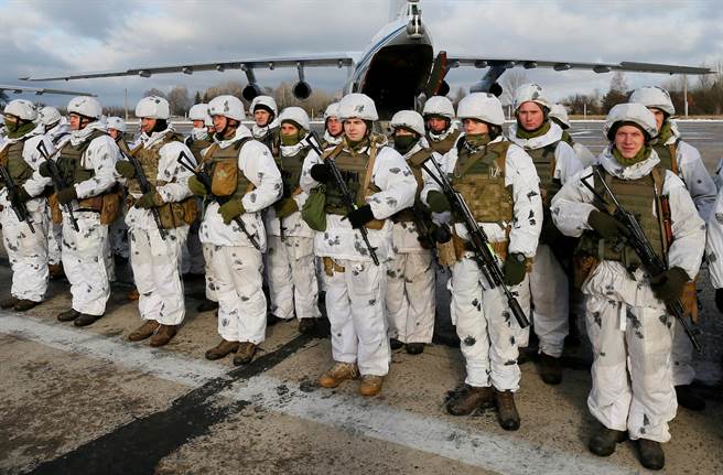 在宣布军事戒严后，乌克兰开始运送部队前往东部地区临近俄罗斯边界。（图／路透）