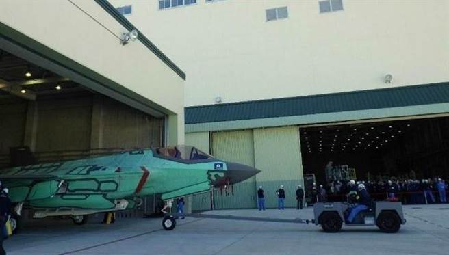 日本组装的首架F-35A（AX-5）下线。（图／三菱重工）