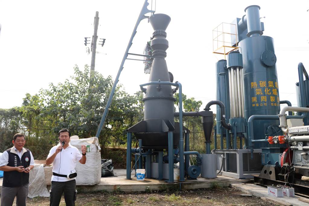 屏東縣環保局今年在枋寮巨大廢棄物回收再利用廠設立「生物炭發電設備」，利用綠能回收農業廢棄物。（謝佳潾攝）