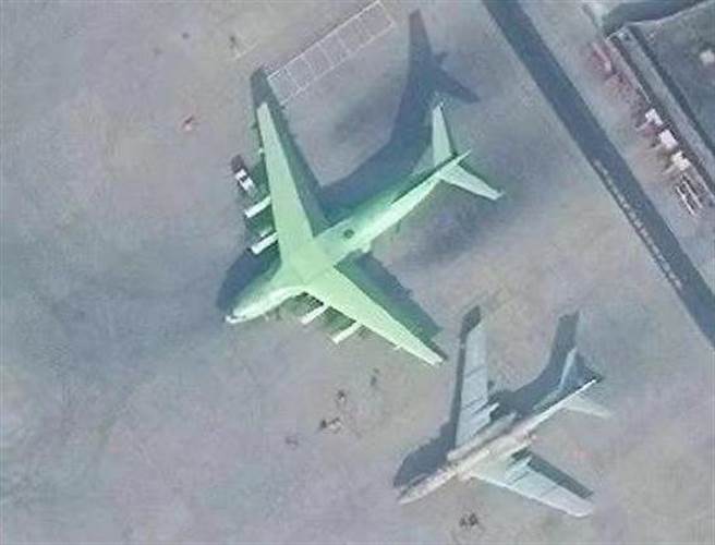 不久前曝光的运油-20与伊尔-78停在西安试飞院机场上的卫星照片。（图／网路）