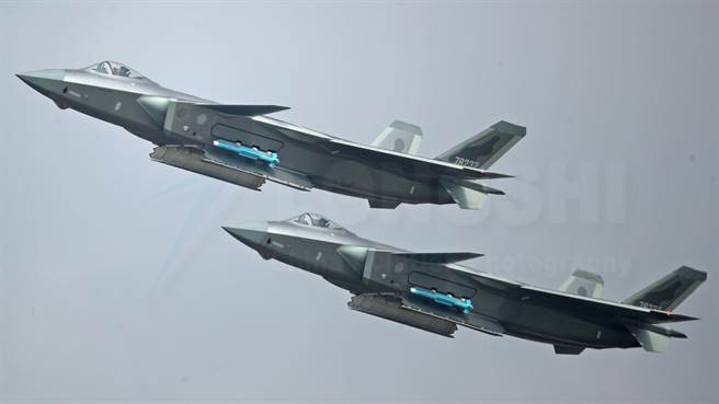 中共最引以自豪的第5代隐形战机歼-20要绕行台湾巡逻南海，还得靠运油-20这种大家伙进行空中加油才行。（图／凤凰军事）