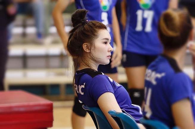 泰排球女神流汗素顏照走紅 男球迷搶看球賽只為她(圖/翻攝自IG)