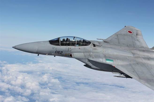 F-15J是波音公司以F-15C为基础授权日本三菱公司制造，是日本现役主力战机。不过其雷达系统与航电设备已趋老旧，一旦升级为「终极鹰」后，战力将大幅提升。（图／日本航空自卫队）