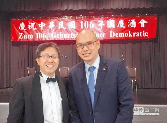 駐德代表謝志偉（左）在柏林辦國慶酒會的照片。（楊鎮浯委員辦公室提供）