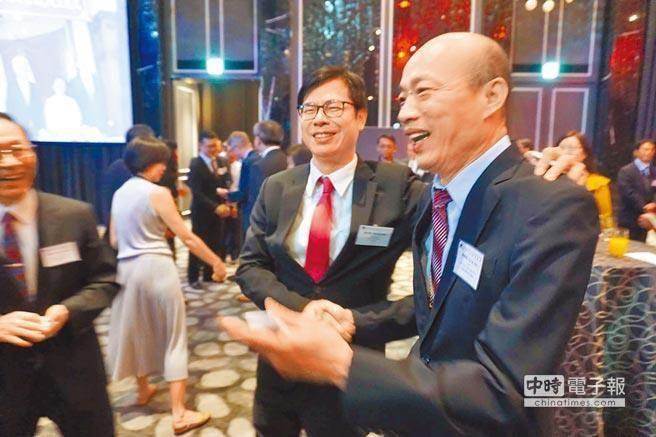 陳其邁（左）6月28日遇到韓國瑜（右），除了和他握手，還喊：「兄弟啊！」（本報資料照片）