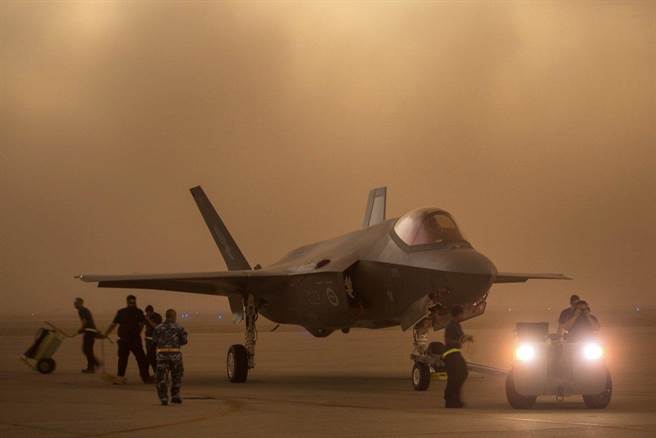 澳大利亚天气炎热、极度乾燥，且经常有沙尘暴，这些较极端气候现象对F-35的雷达波吸收涂层将构成极大考验。（图／澳大利亚国防部长派恩推特@Christopher Pyne）