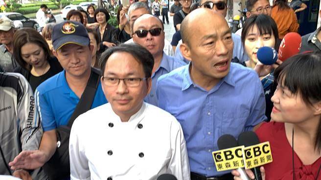 韓國瑜合體吳寶春（前中），親上火線面對統獨爭議。（柯宗緯攝）