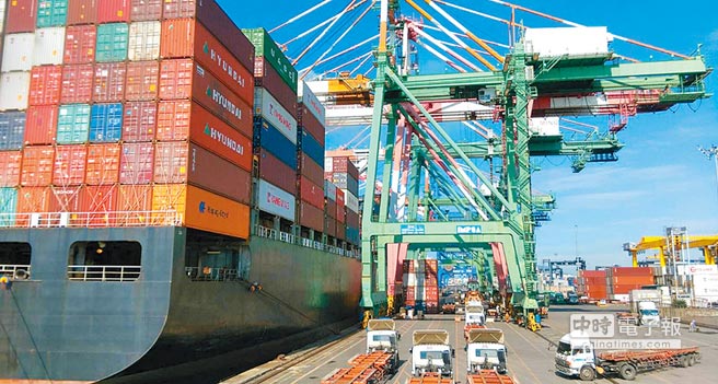 上海部分貨櫃若能至高雄港卸載，將可拉動高雄經濟。圖為高雄港進行貨櫃裝卸。（港務公司提供）