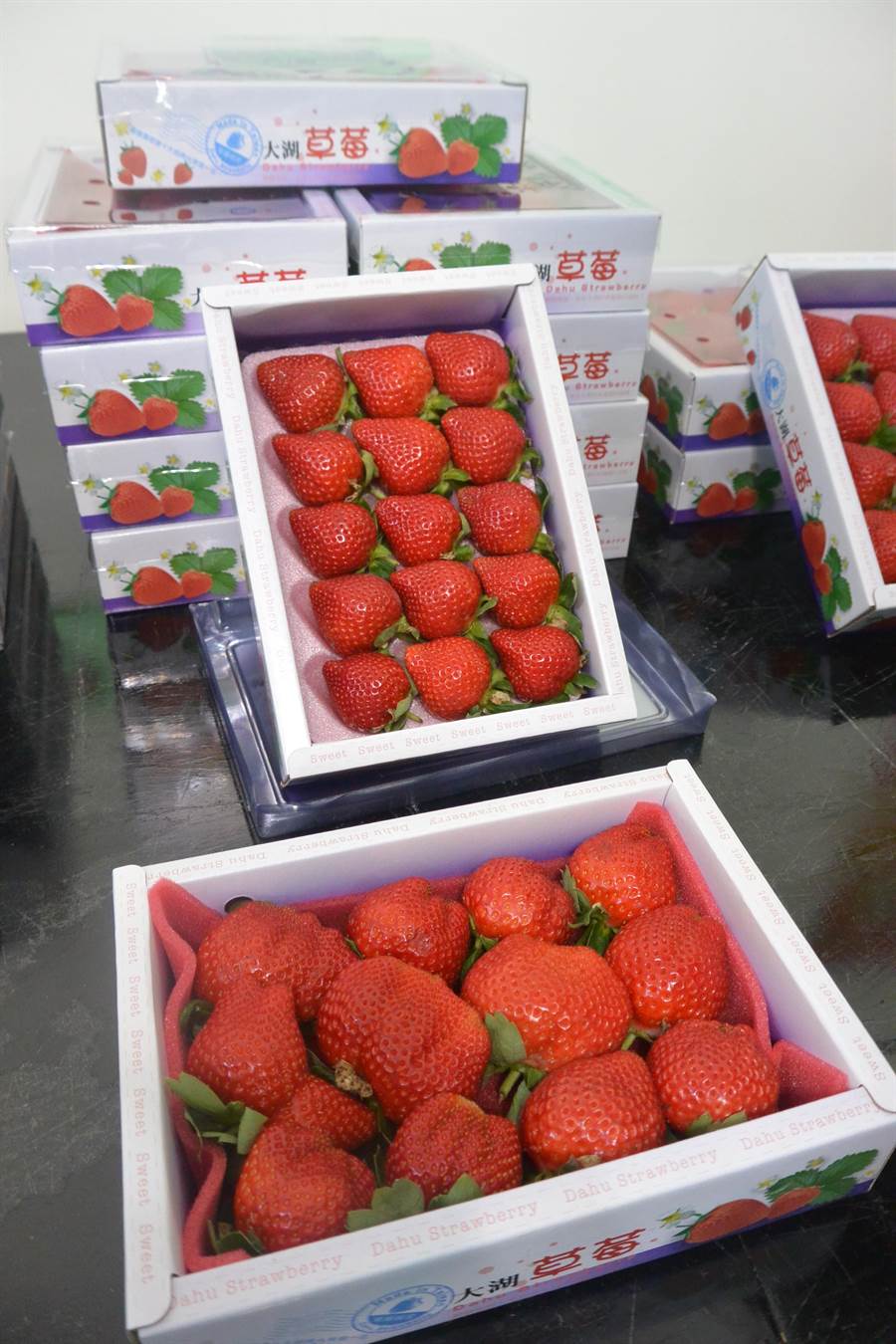 畸形果雖大，但進入拍賣市場，價格仍略輸熱門水滴型莓果。（巫靜婷攝）