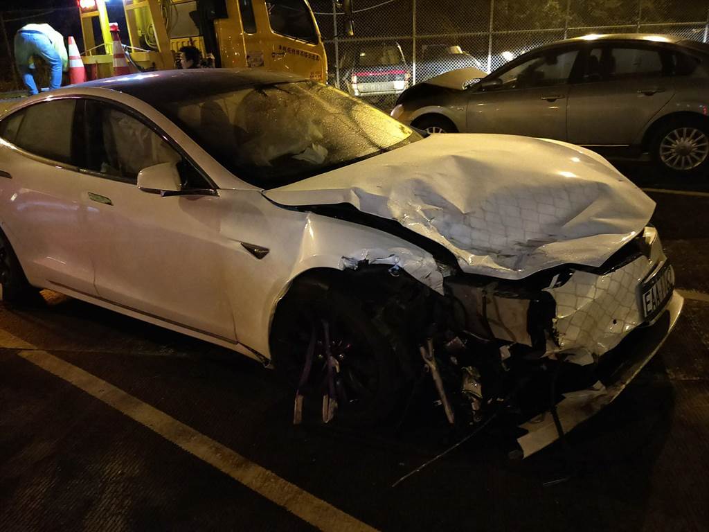 29歲林姓駕駛開著特斯拉Model S，雖宣稱有開啟自動駕駛功能，但仍以近110公里時速撞上警車。（賴佑維翻攝）