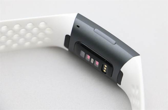 Fitbit Charge 3採用一體式設計，左側按鈕為感應式。如此的改變為它加入了水下50米的防水特性。(圖／黃慧雯攝)