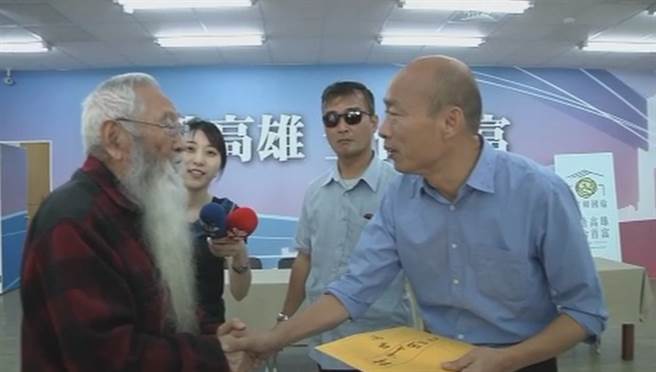 老翁南下守党部两日 替外漂儿送信挺韩国瑜