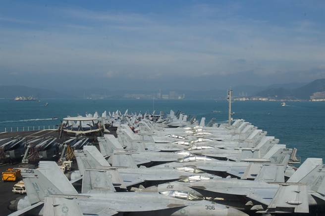 美國航母雷根號11月停泊於香港，大量艦載上堆上甲板展示。（圖／美國海軍）