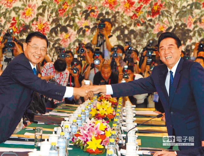 2008年6月，時任海基會董事長江丙坤（左）在北京，與時任海協會會長陳雲林（右）首次舉行會談。（資料照片）