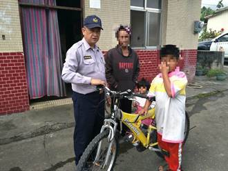 花蓮貧童騎單車探病父 體力不支坐路旁 遇警神救援