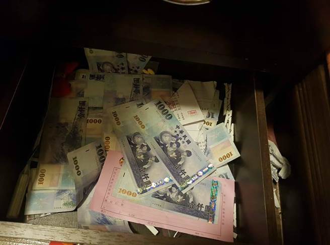 1岁儿挖抽屉翻出老爸私房钱！ 他吓坏网神回：幸好妈妈不在(图/翻摄自《爆废公社》)