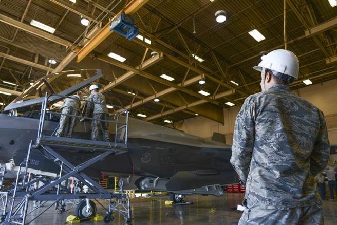 F-35使用与维修问题一直不断出现，现在英国这个大客户抱怨隐形涂层容易刮伤问题，会造成后勤维护极大的困扰，也严重影响战机的妥善率。（图／美国空军）