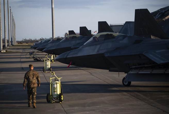 位于廷德尔空军基地的F-22战机中队在迈克尔风灾中遭到重创，主因是有17架F-22战机因失修而无法撤离。（图／美国空军）