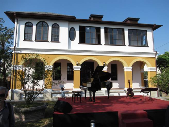 台南市文化局斥資2600萬，整修知名畫家劉啟祥故居，並成立「劉啟祥美術紀念館」，15日正式對外開放，洋樓前的畫室整修後也將委外經營，提供咖啡及輕食料理，打造文化新景點。（莊曜聰攝）