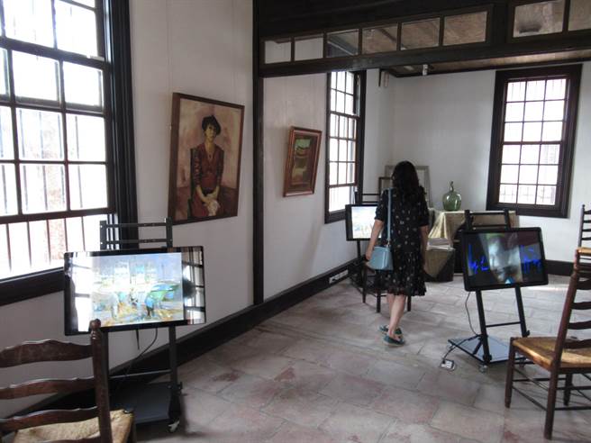 台南市文化局斥資2600萬，整修知名畫家劉啟祥故居，並成立「劉啟祥美術紀念館」，15日正式對外開放，故居內成為展覽空間，結合過往生活用品、花藝裝置，搭配劉啟祥的經典複製畫作展出。（莊曜聰攝）