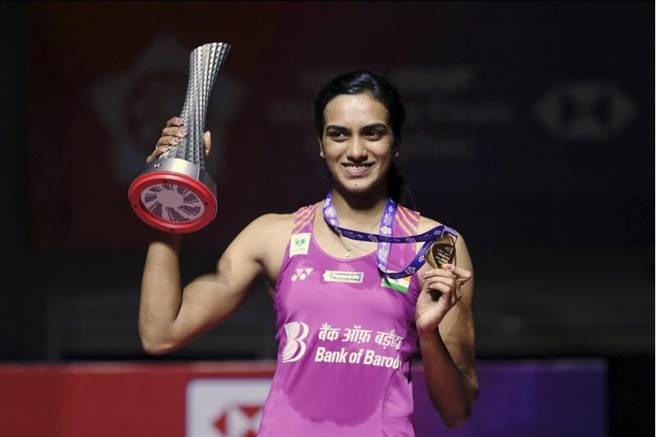 印度羽球女子單打好手辛度今年經過四次屈居亞軍之後，終於在年終賽高舉冠軍盃，她也是首位拿下年終賽女單冠軍的印度選手。(美聯社)